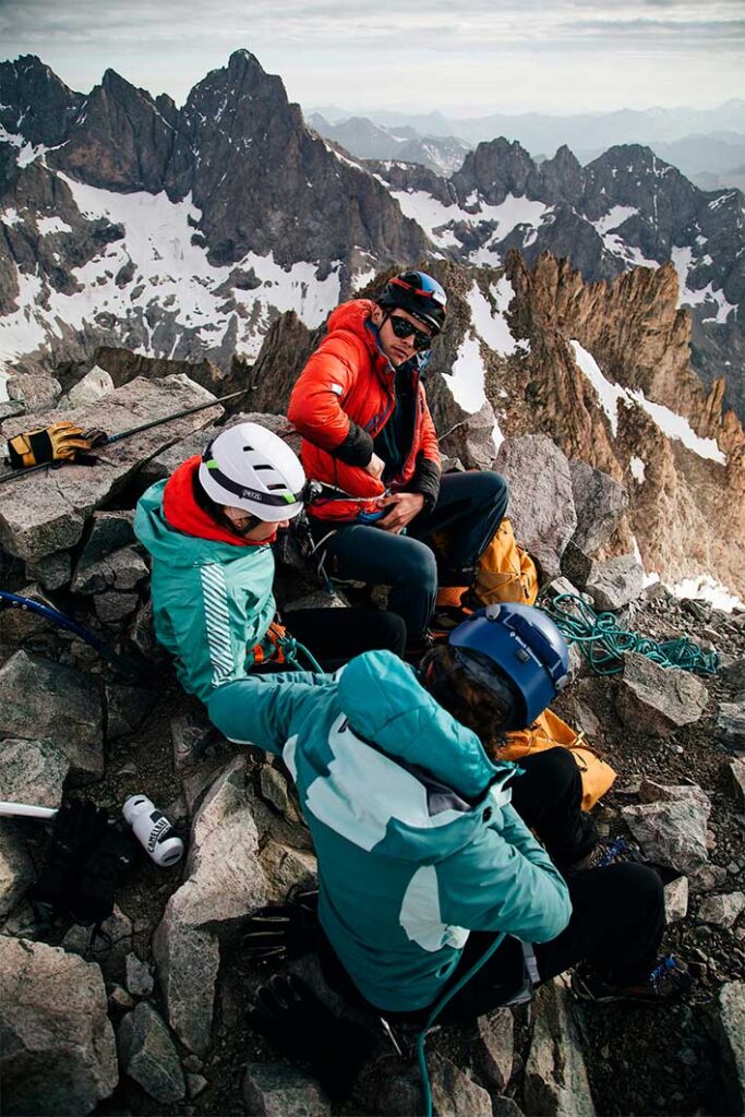 Cordón montañoso con nieve y cielo cubierto
