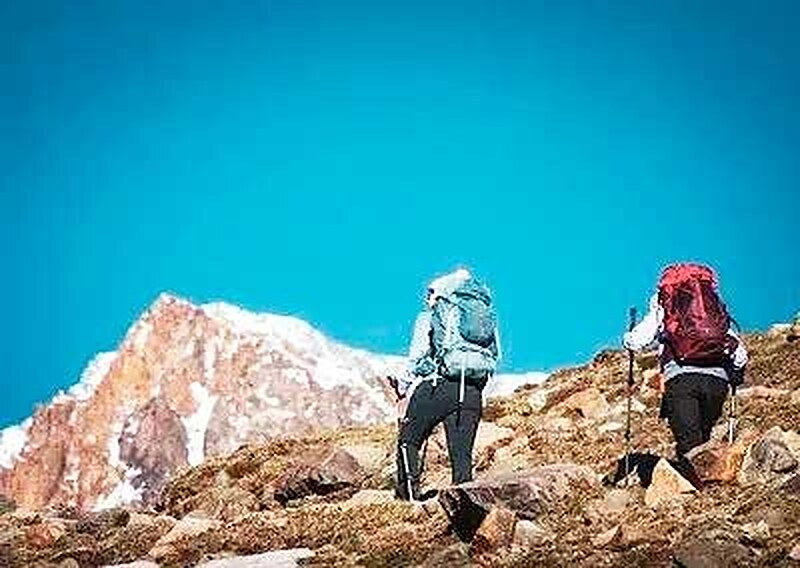 montanistas-ascenso-cumbre-nevada