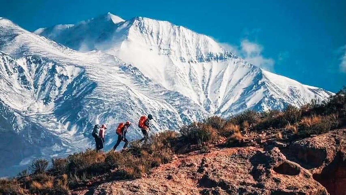 Cordón del Plata, Mendoza: montañistas caminando hacia los cerros de Vallecitos