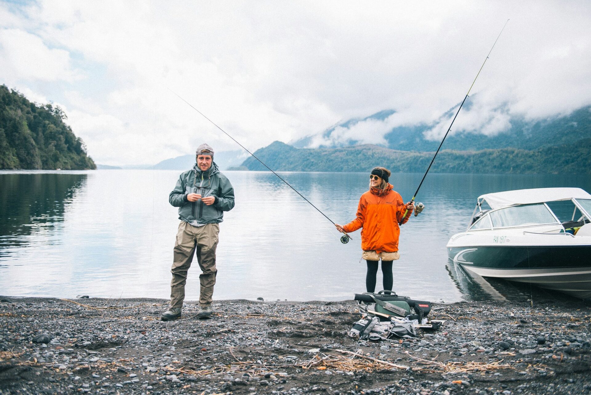 pareja-pescando-lago-patagonia